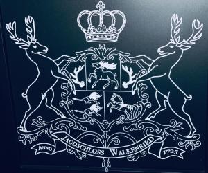 ein Wappen mit zwei Hirschen und einer Krone in der Unterkunft Jagdschloß Walkenried in Walkenried + 18 Fotos