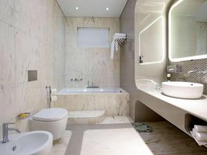Bilik mandi di La Cigale Hotel Managed by Accor
