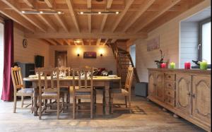 雅萊的住宿－Gîte proche du Pont de Belleheid et de Francorchamps，用餐室配有大型木桌和椅子