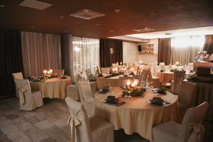 Reštaurácia alebo iné gastronomické zariadenie v ubytovaní Royal Airport Hotel