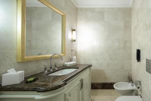 A bathroom at Crowne Plaza Istanbul Asia by IHG