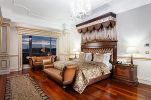 1 dormitorio con 1 cama grande y 1 silla en Crowne Plaza Istanbul Asia, an IHG Hotel en Estambul