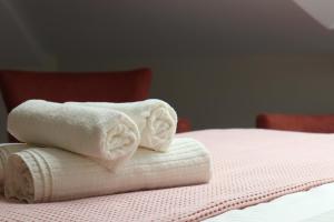 a pile of towels sitting on top of a bed at La Panadería in El Rompido