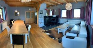 Chalet Jizerky في تانفالد: غرفة معيشة مع طاولة وغرفة طعام