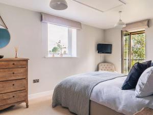 A bed or beds in a room at Manor Barn 