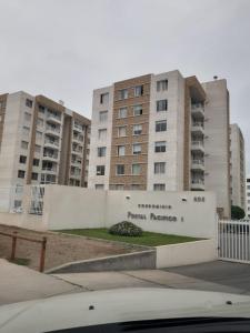 un edificio con un cartel de guardabosques frente a él en Apartamento Portal Pacífico, en La Serena