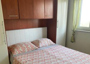Postel nebo postele na pokoji v ubytování Apartments Nešić Peroj