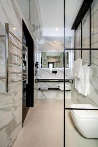 Central Boutique Hotel by naoussa hills adults only tesisinde bir banyo