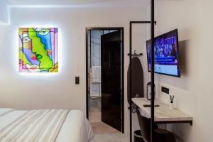 Μια τηλεόραση ή/και κέντρο ψυχαγωγίας στο Central Boutique Hotel by naoussa hills adults only