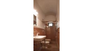uma casa de banho com um lavatório e um WC em Masseria Torremossa em Fasano