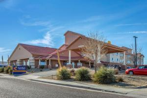 un hôtel avec un bâtiment sur le côté de la route dans l'établissement Comfort Inn & Suites Lordsburg I-10, à Lordsburg
