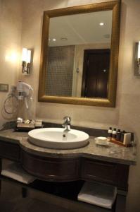 A bathroom at Crowne Plaza Istanbul Asia by IHG