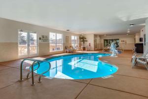 Una gran piscina con agua azul en un edificio. en Comfort Inn & Suites Lordsburg I-10, en Lordsburg