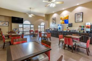 un restaurant avec des tables et des chaises ainsi qu'un bar dans l'établissement Comfort Inn & Suites Lordsburg I-10, à Lordsburg