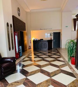 un vestíbulo con suelo a cuadros en Albert Hotel, en Ploieşti