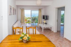 sala de estar con mesa y sala de estar con vistas. en Spileo House Boutique Apartments - Adults Only en Mesongí