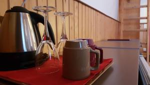 a kitchen counter with a coffee pot and a tea kettle at Hotel Seita in Äkäslompolo