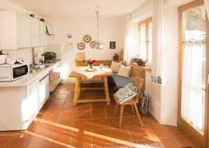 Una cocina con una mesa y un comedor. en Forsthaus Röthelmoos inkl. Chiemgaukarte, en Ruhpolding