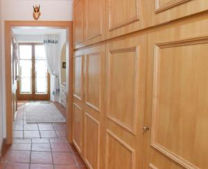pasillo con puertas de madera y suelo de baldosa en Forsthaus Röthelmoos inkl. Chiemgaukarte, en Ruhpolding