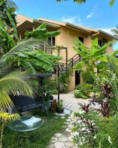 un jardin en face d'une maison ornée de plantes dans l'établissement Daisy Cottage Dhangethi, à Dhangethi