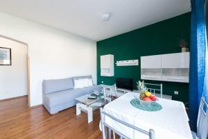 ein Wohnzimmer mit einem Sofa und einem Tisch in der Unterkunft Apartment Green Pag in Pag