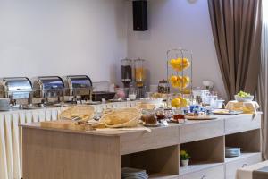 eine Küche mit einer Theke mit Lebensmitteln darauf in der Unterkunft Royal Airport Hotel in Velika Gorica