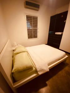 een kleine slaapkamer met een bed en een raam bij Emmanuelli Sur 3 Bedroom Home in San Juan