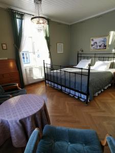 uma sala de estar com duas camas e um sofá em Ulfshyttans Herrgård, nära Romme Alpin em Borlänge