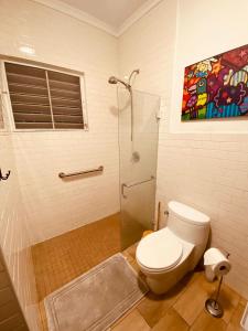 Ένα μπάνιο στο Emmanuelli Sur 3 Bedroom Mall of San Juan Home by RentalsPR