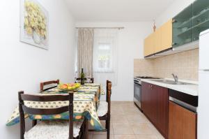 Virtuve vai virtuves zona naktsmītnē Apartments Puntica