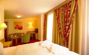 Postel nebo postele na pokoji v ubytování Hotel Montana