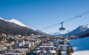 ダボスにあるDavoser Hüsli by Mountain Hotelsのスキーリフト付きのスキーリゾートの景色を望めます。