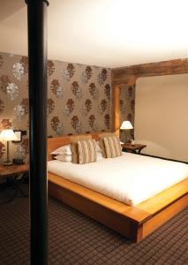 um quarto com uma cama grande e lençóis brancos em Hotel du Vin Bristol em Bristol