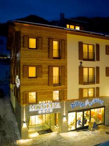 ein Gebäude mit einem Schild, das Hotel mürma liest in der Unterkunft Hotel Montana in Sankt Anton am Arlberg