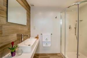 ein Bad mit einem Waschbecken und einer Dusche in der Unterkunft Viewpoint Boutique Living in Xlendi