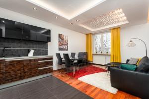 salon z kanapą i stołem w obiekcie Wilcza 26A by Homeprime w Warszawie