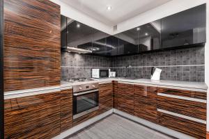 Kuchnia lub aneks kuchenny w obiekcie Wilcza 26A by Homeprime