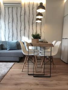 奧倫塞的住宿－Nordico，一间带桌子和白色椅子的用餐室
