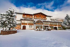 Foto dalla galleria di Hotel Montana a Fai della Paganella