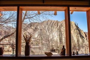 una finestra con vista sulle montagne di El Rastrojo - Casa de campo a Tilcara
