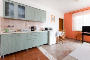 Kuchyň nebo kuchyňský kout v ubytování Apartments Sime