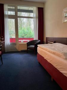 ein Hotelzimmer mit einem Bett und einem Fenster in der Unterkunft Nol in 't Bosch in Wageningen