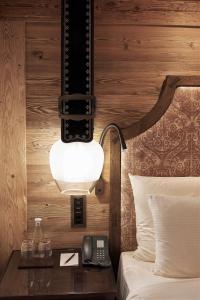 Letto o letti in una camera di The Alpina Gstaad