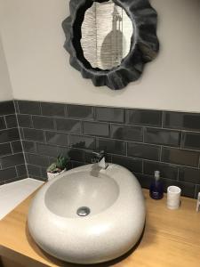 W łazience znajduje się biała umywalka i lustro. w obiekcie North Lodge w mieście Lancaster