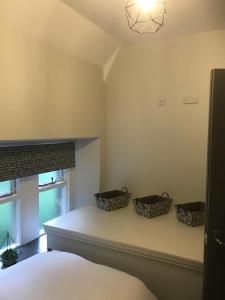 una habitación con dos cestas sentadas en una cama en North Lodge en Lancaster