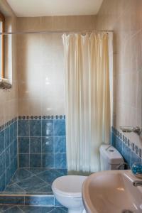 uma casa de banho com um WC, um chuveiro e um lavatório. em Montemar Villas em Sunny Beach