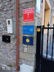 a sign on the side of a building with a parking meter at Vivienda Rural La Mazuga in Cabarceno