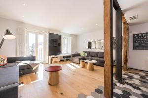 a living room with a couch and a table at Apartamento Tirso en Madrid in Madrid