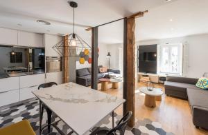 a kitchen and living room with a table in a room at Apartamento Tirso en Madrid in Madrid