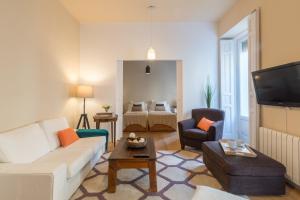 a living room with a couch and a tv at MIT House San Anton II en Madrid in Madrid